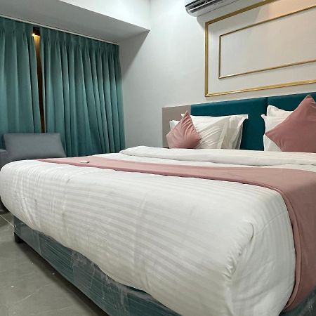 Hotel The Vital スーラト エクステリア 写真